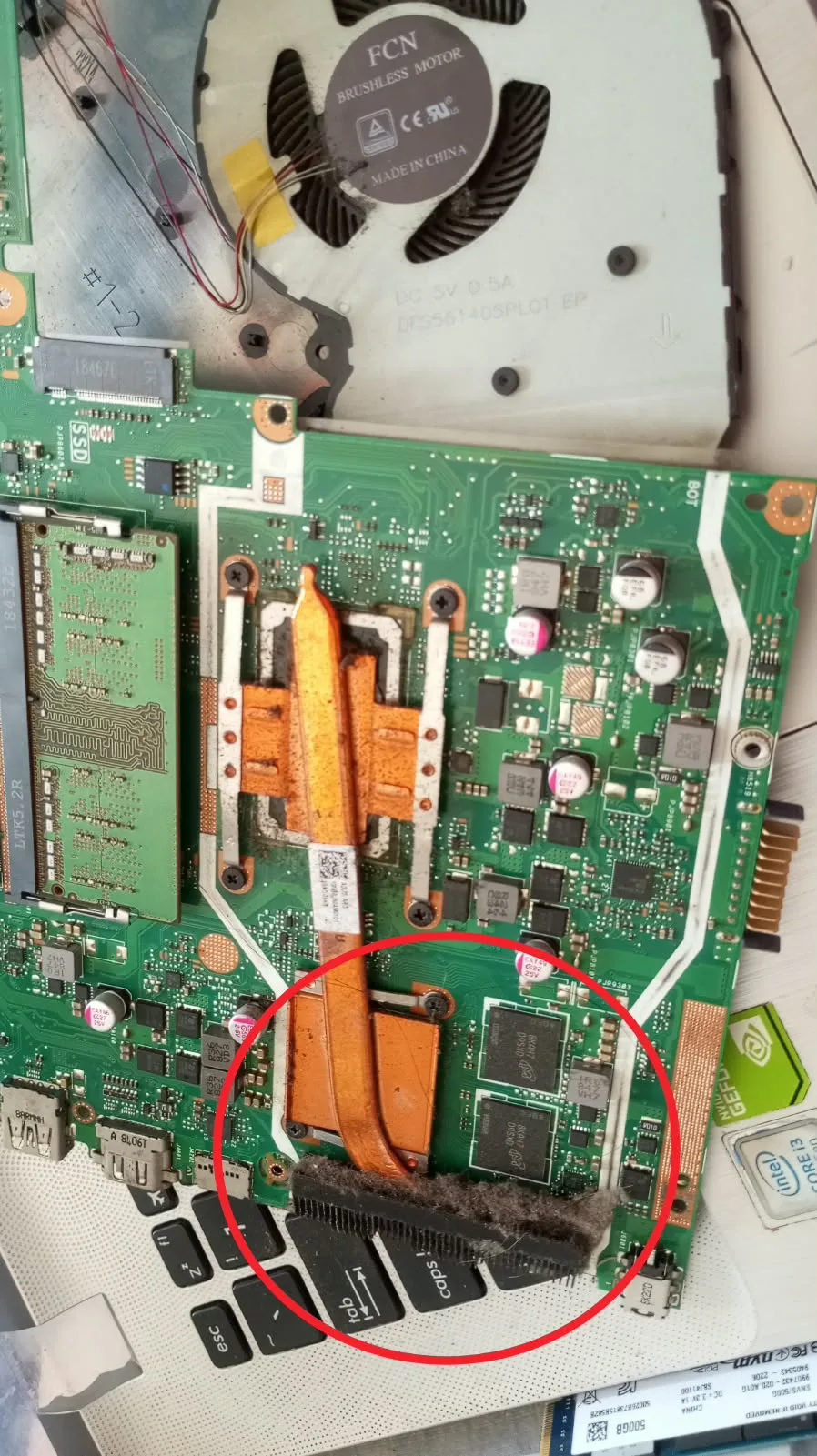 Dust buildup around the laptop's fan and heatsink before cleaning